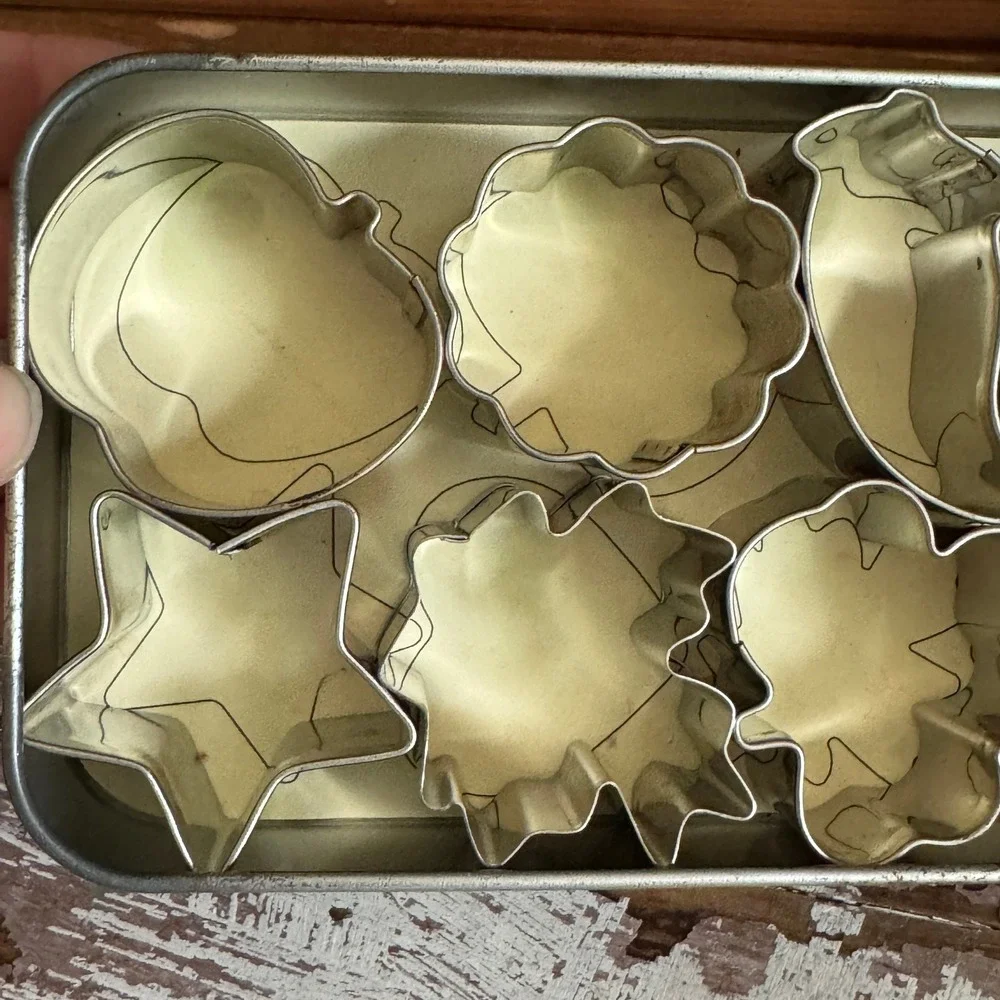 Pampered Chef Mini Cookie Cutter Set in Embossed Metal Tin 8 Piece Kitchenware